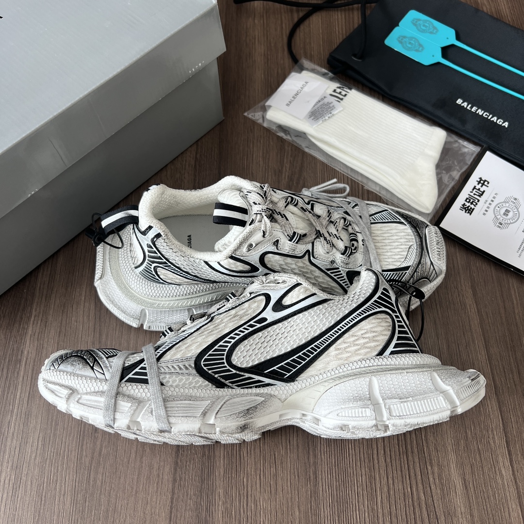 Balenciaga Balenciaga Phantom Sneaker 巴黎世家全新做旧十代白黑潮流跑鞋 在延续 Track Trainer 户外轮廓和复杂鞋面结构的同时