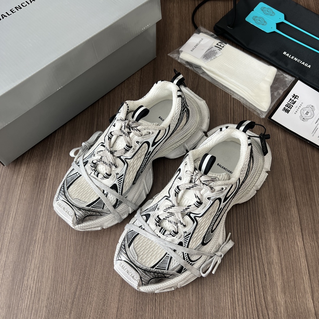 Balenciaga Balenciaga Phantom Sneaker 巴黎世家全新做旧十代白黑潮流跑鞋 在延续 Track Trainer 户外轮廓和复杂鞋面结构的同时