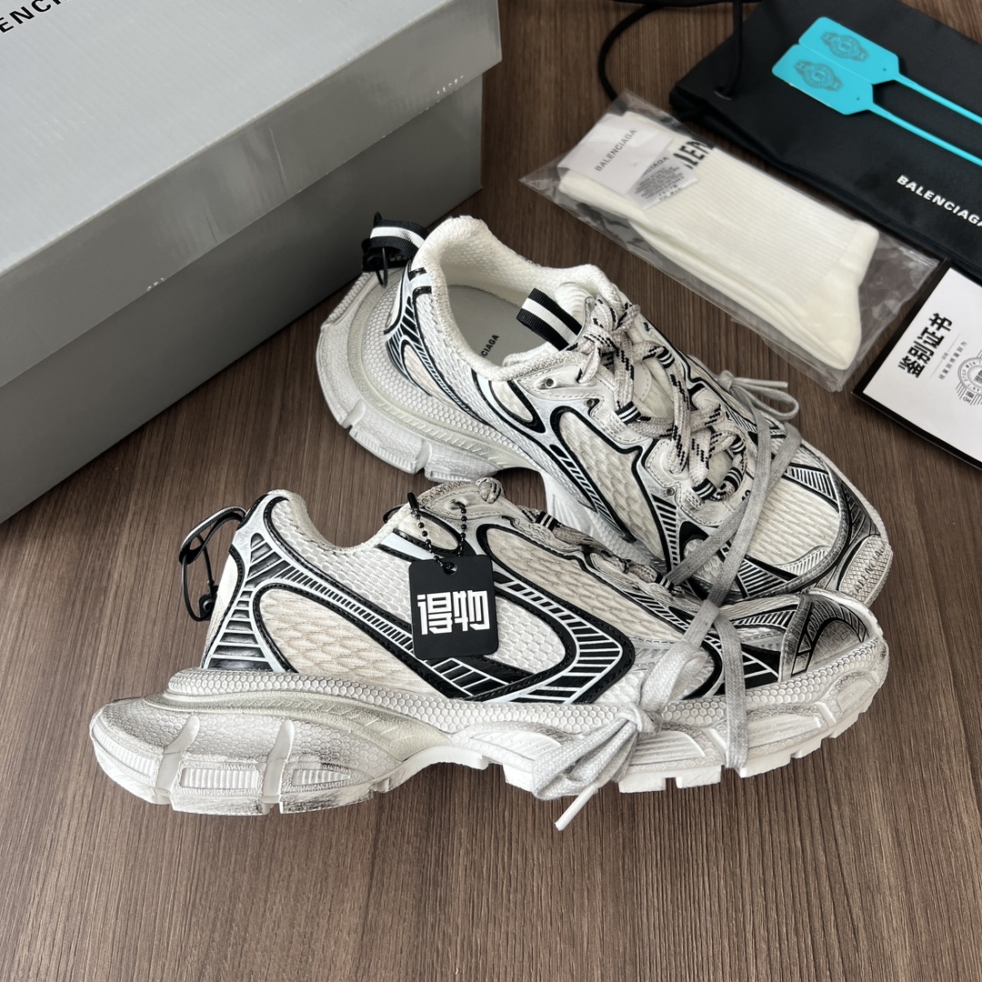 Balenciaga Balenciaga Phantom Sneaker 巴黎世家全新做旧十代白黑潮流跑鞋 在延续 Track Trainer 户外轮廓和复杂鞋面结构的同时