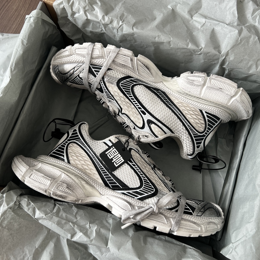 Balenciaga Balenciaga Phantom Sneaker 巴黎世家全新做旧十代白黑潮流跑鞋 在延续 Track Trainer 户外轮廓和复杂鞋面结构的同时