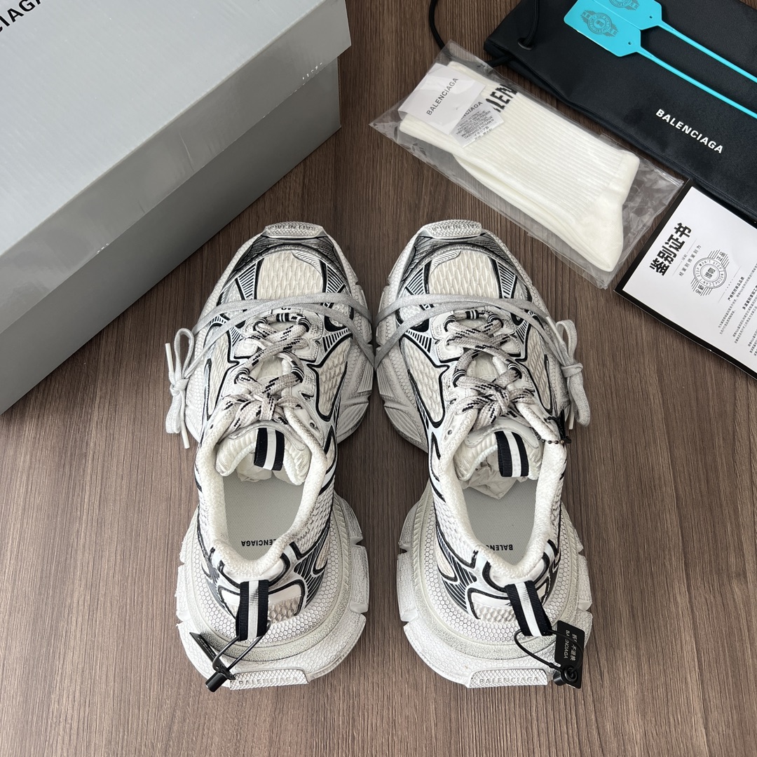Balenciaga Balenciaga Phantom Sneaker 巴黎世家全新做旧十代白黑潮流跑鞋 在延续 Track Trainer 户外轮廓和复杂鞋面结构的同时