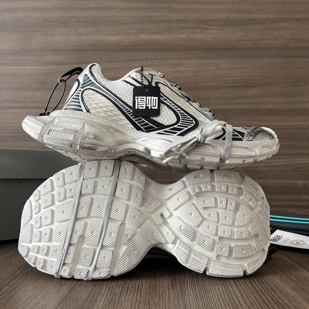 Balenciaga Balenciaga Phantom Sneaker 巴黎世家全新做旧十代白黑潮流跑鞋 在延续 Track Trainer 户外轮廓和复杂鞋面结构的同时