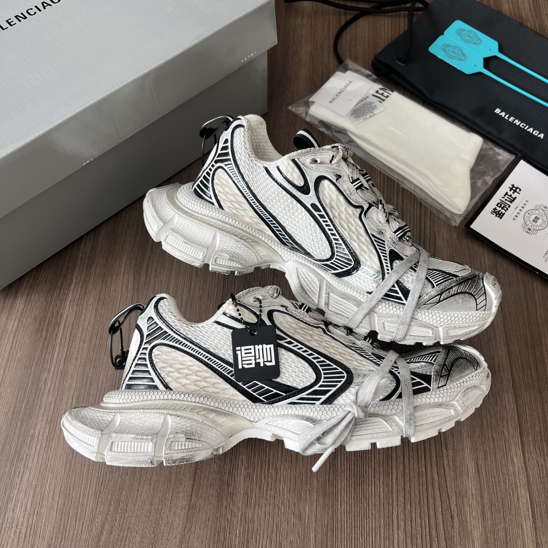 Balenciaga Balenciaga Phantom Sneaker 巴黎世家全新做旧十代白黑潮流跑鞋 在延续 Track Trainer 户外轮廓和复杂鞋面结构的同时