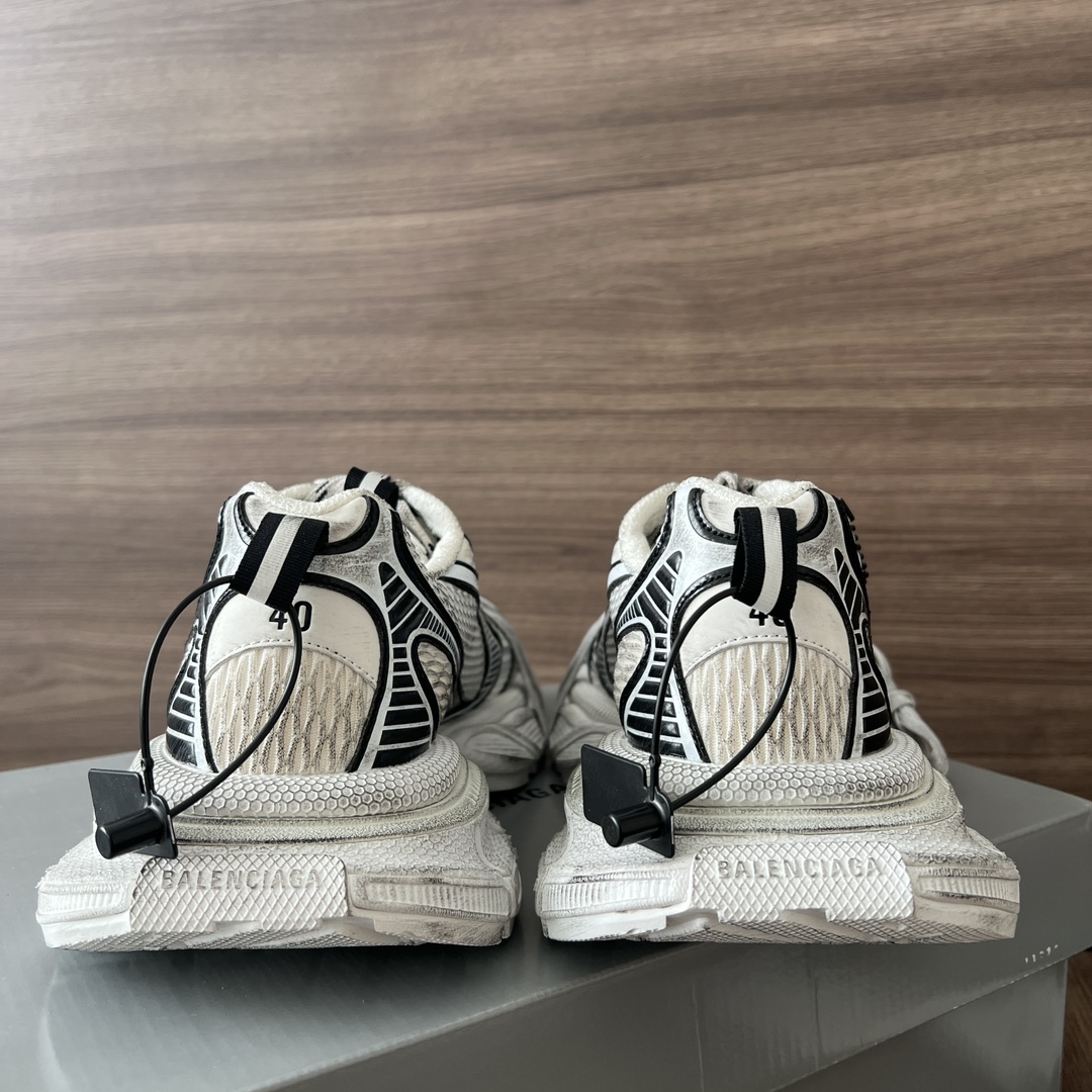 Balenciaga Balenciaga Phantom Sneaker 巴黎世家全新做旧十代白黑潮流跑鞋 在延续 Track Trainer 户外轮廓和复杂鞋面结构的同时
