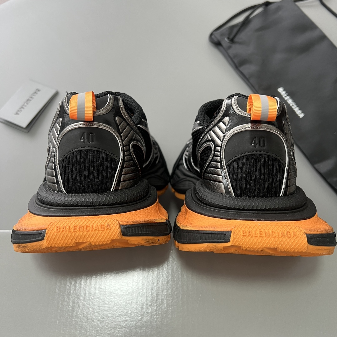 Balenciaga 纯 本Balenciaga Phantom Sneaker 巴黎世家全新做旧十代黑橙潮流跑鞋 在延续 Track Trainer 户外轮廓和复杂鞋面结构的同时