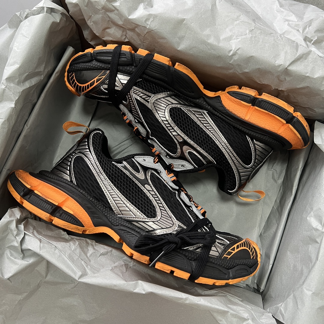Balenciaga 纯 本Balenciaga Phantom Sneaker 巴黎世家全新做旧十代黑橙潮流跑鞋 在延续 Track Trainer 户外轮廓和复杂鞋面结构的同时