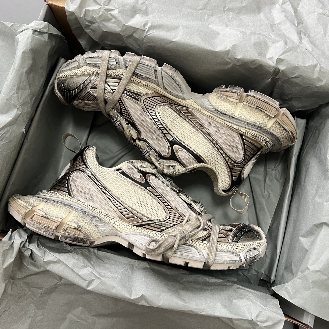 Balenciaga 纯 本Balenciaga Phantom Sneaker 巴黎世家全新做旧十代香槟潮流跑鞋 在延续 Track Trainer 户外轮廓和复杂鞋面结构的同时