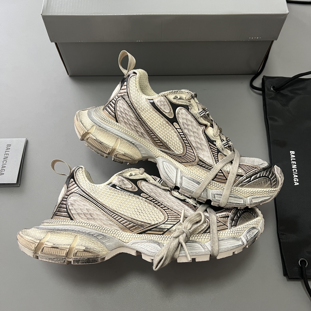 Balenciaga 纯 本Balenciaga Phantom Sneaker 巴黎世家全新做旧十代香槟潮流跑鞋 在延续 Track Trainer 户外轮廓和复杂鞋面结构的同时