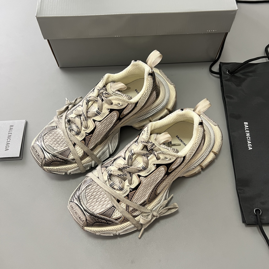 Balenciaga 纯 本Balenciaga Phantom Sneaker 巴黎世家全新做旧十代香槟潮流跑鞋 在延续 Track Trainer 户外轮廓和复杂鞋面结构的同时