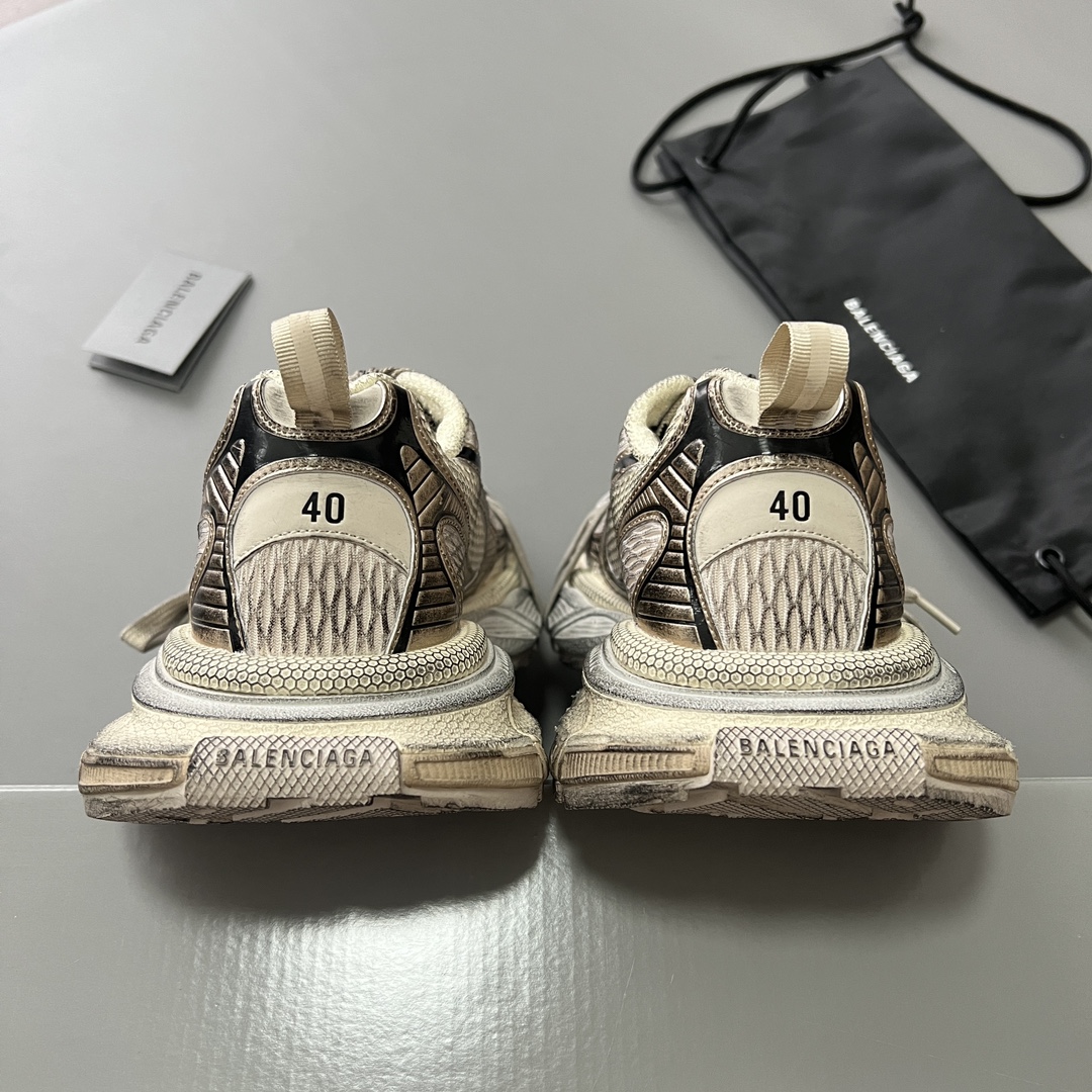 Balenciaga 纯 本Balenciaga Phantom Sneaker 巴黎世家全新做旧十代香槟潮流跑鞋 在延续 Track Trainer 户外轮廓和复杂鞋面结构的同时