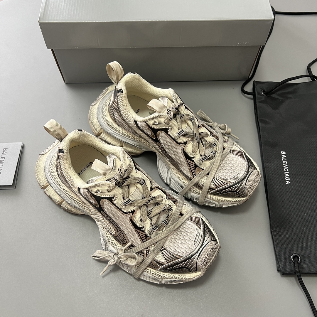 Balenciaga 纯 本Balenciaga Phantom Sneaker 巴黎世家全新做旧十代香槟潮流跑鞋 在延续 Track Trainer 户外轮廓和复杂鞋面结构的同时