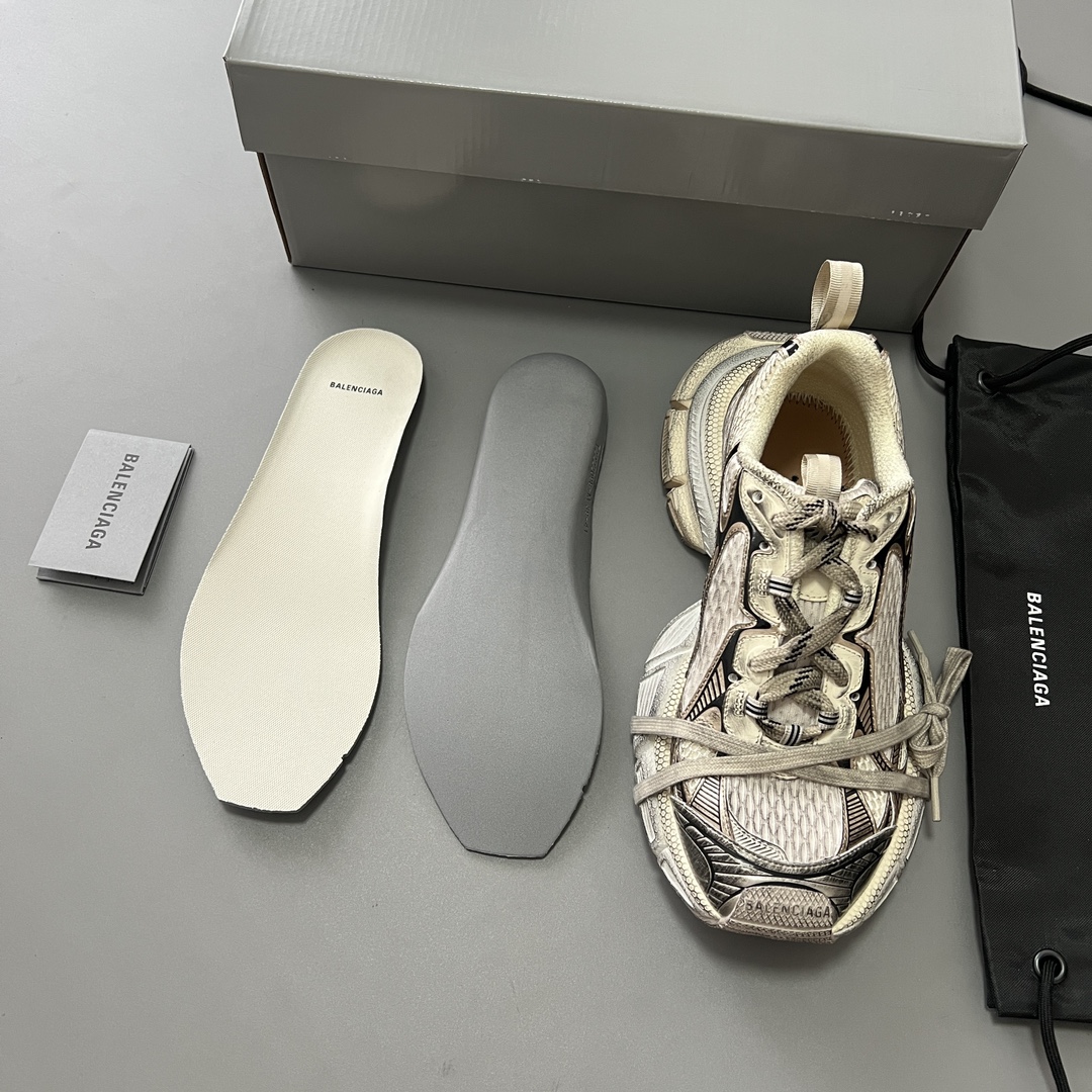 Balenciaga 纯 本Balenciaga Phantom Sneaker 巴黎世家全新做旧十代香槟潮流跑鞋 在延续 Track Trainer 户外轮廓和复杂鞋面结构的同时