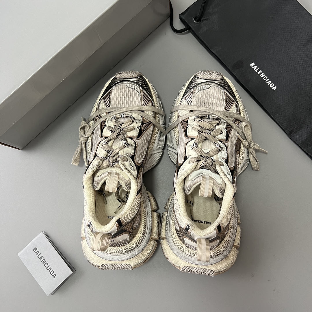 Balenciaga 纯 本Balenciaga Phantom Sneaker 巴黎世家全新做旧十代香槟潮流跑鞋 在延续 Track Trainer 户外轮廓和复杂鞋面结构的同时