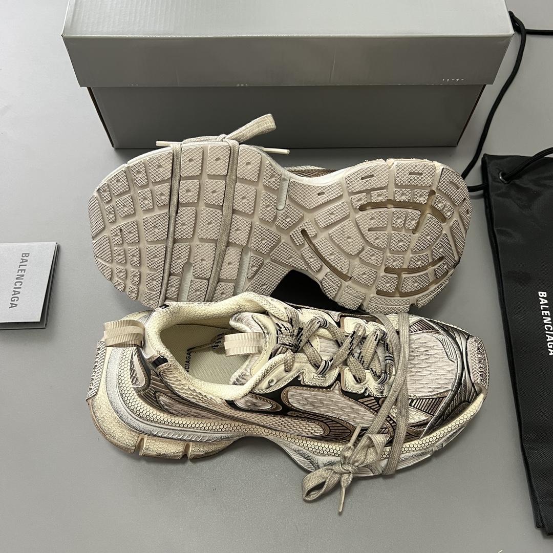 Balenciaga 纯 本Balenciaga Phantom Sneaker 巴黎世家全新做旧十代香槟潮流跑鞋 在延续 Track Trainer 户外轮廓和复杂鞋面结构的同时
