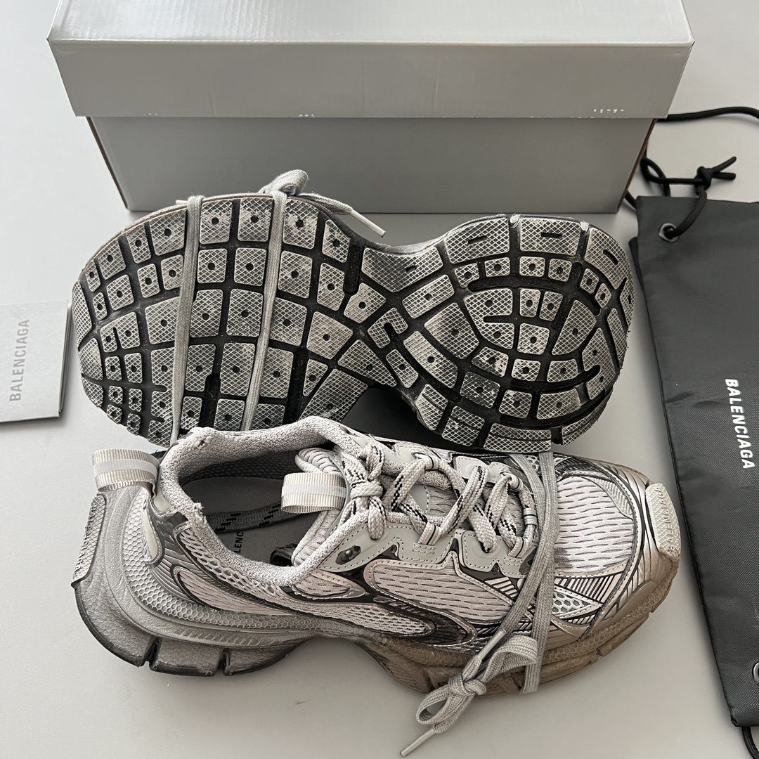Balenciaga 纯 本Balenciaga Phantom Sneaker 巴黎世家全新做旧十代灰色涂鸦潮流跑鞋 在延续 Track Trainer 户外轮廓和复杂鞋面结构的同时