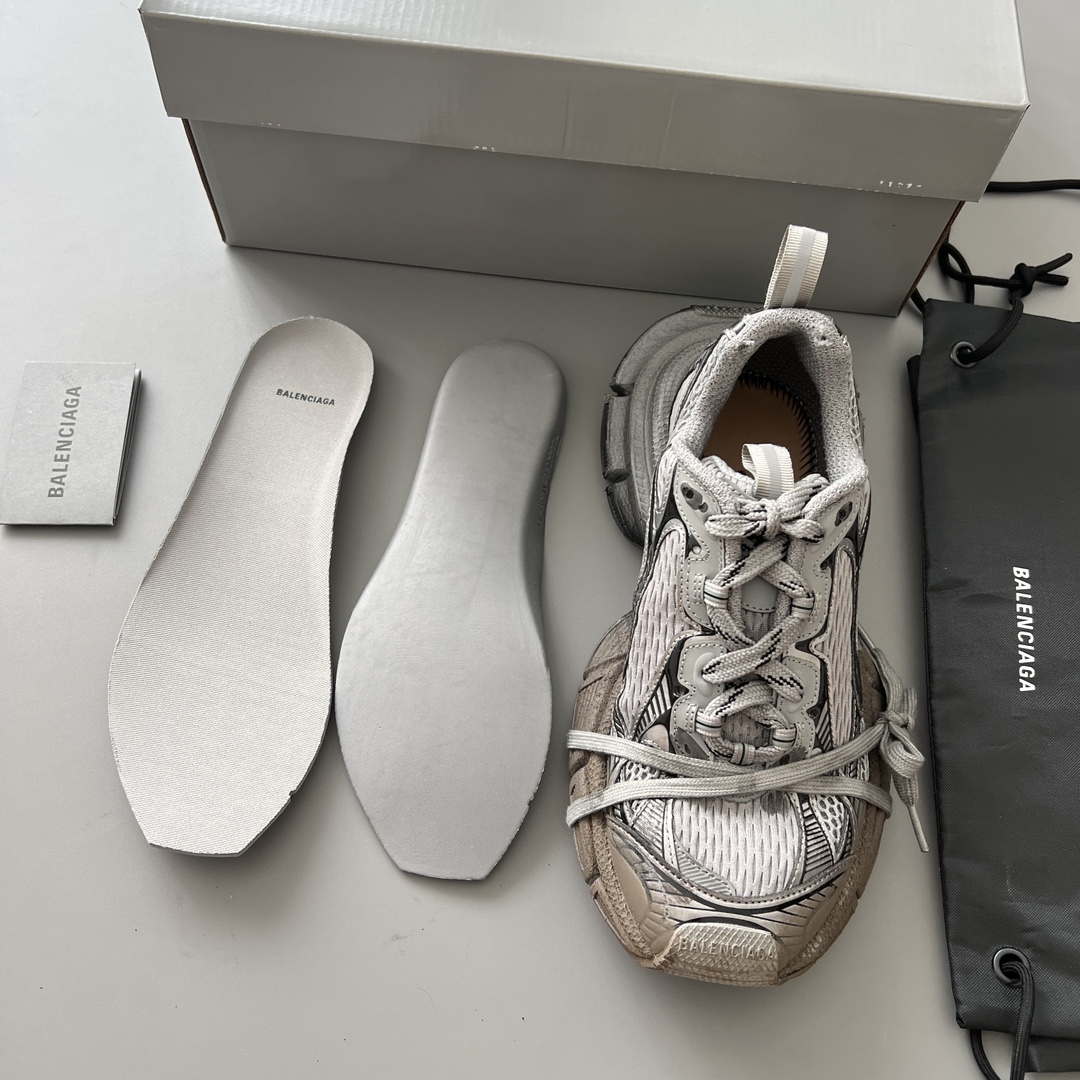 Balenciaga 纯 本Balenciaga Phantom Sneaker 巴黎世家全新做旧十代灰色涂鸦潮流跑鞋 在延续 Track Trainer 户外轮廓和复杂鞋面结构的同时