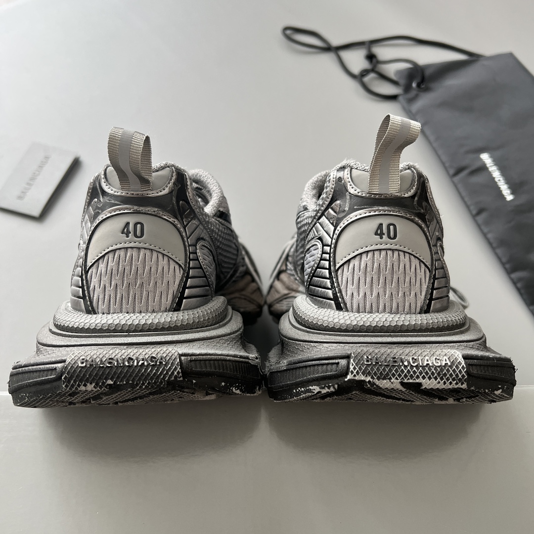 Balenciaga 纯 本Balenciaga Phantom Sneaker 巴黎世家全新做旧十代灰色涂鸦潮流跑鞋 在延续 Track Trainer 户外轮廓和复杂鞋面结构的同时