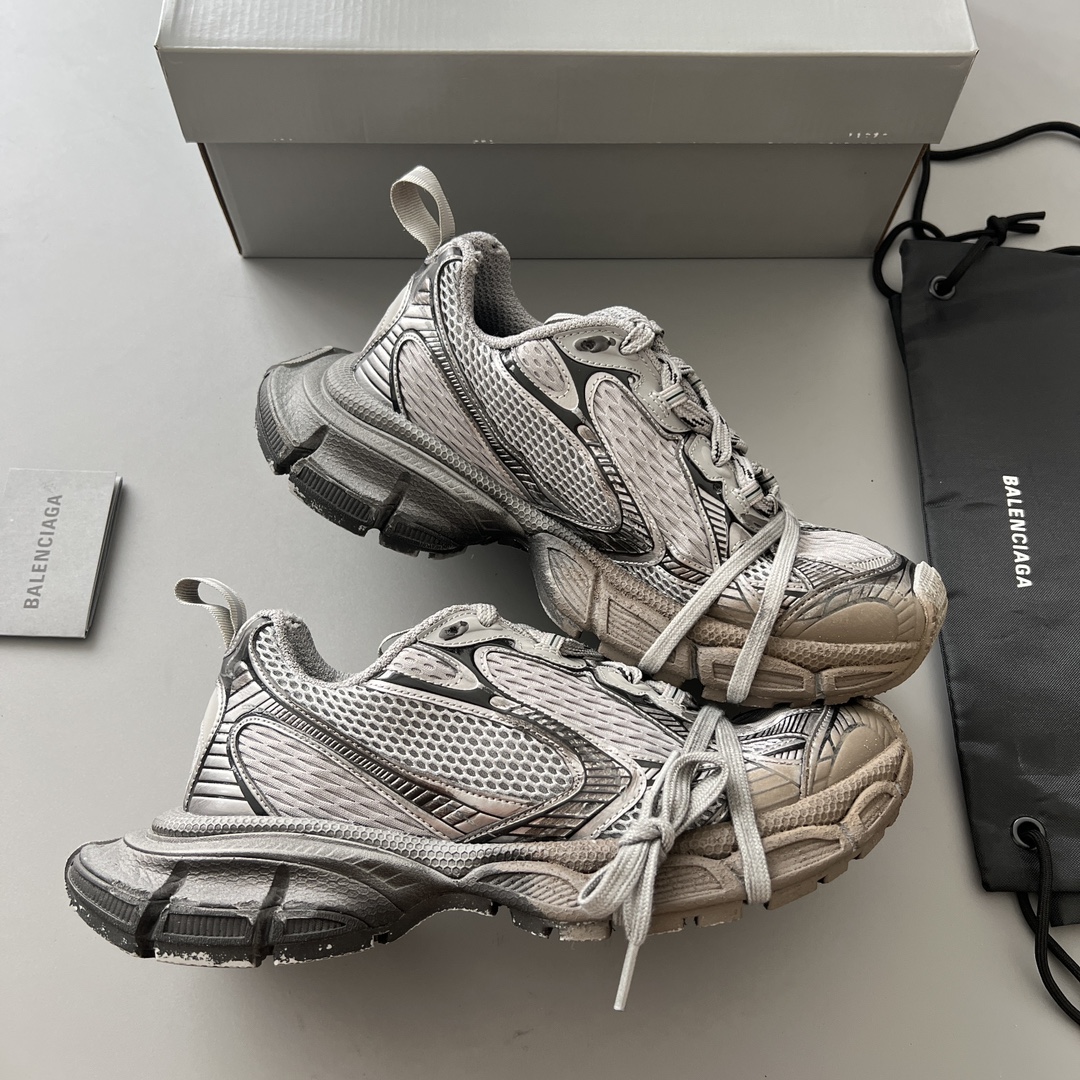 Balenciaga 纯 本Balenciaga Phantom Sneaker 巴黎世家全新做旧十代灰色涂鸦潮流跑鞋 在延续 Track Trainer 户外轮廓和复杂鞋面结构的同时