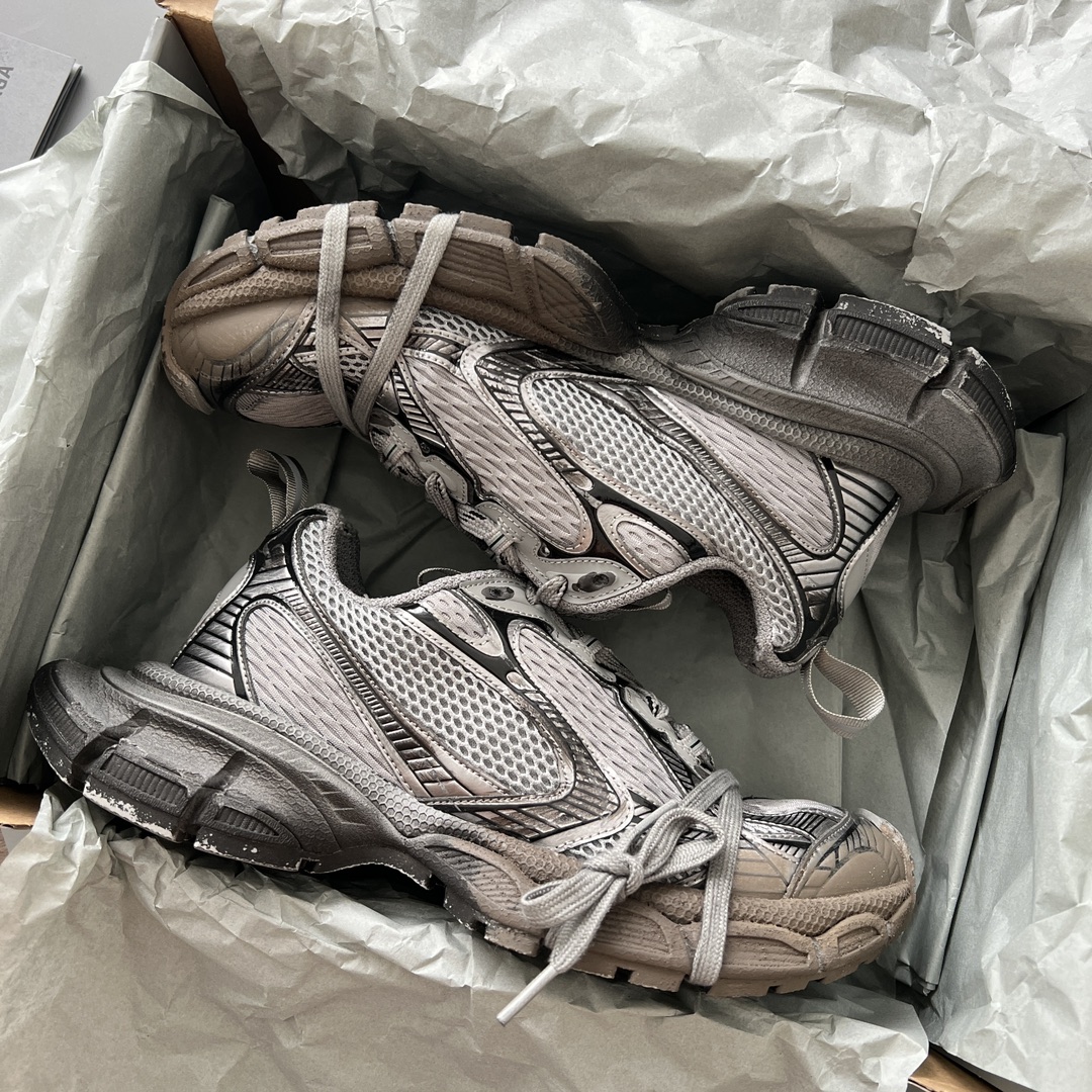 Balenciaga 纯 本Balenciaga Phantom Sneaker 巴黎世家全新做旧十代灰色涂鸦潮流跑鞋 在延续 Track Trainer 户外轮廓和复杂鞋面结构的同时