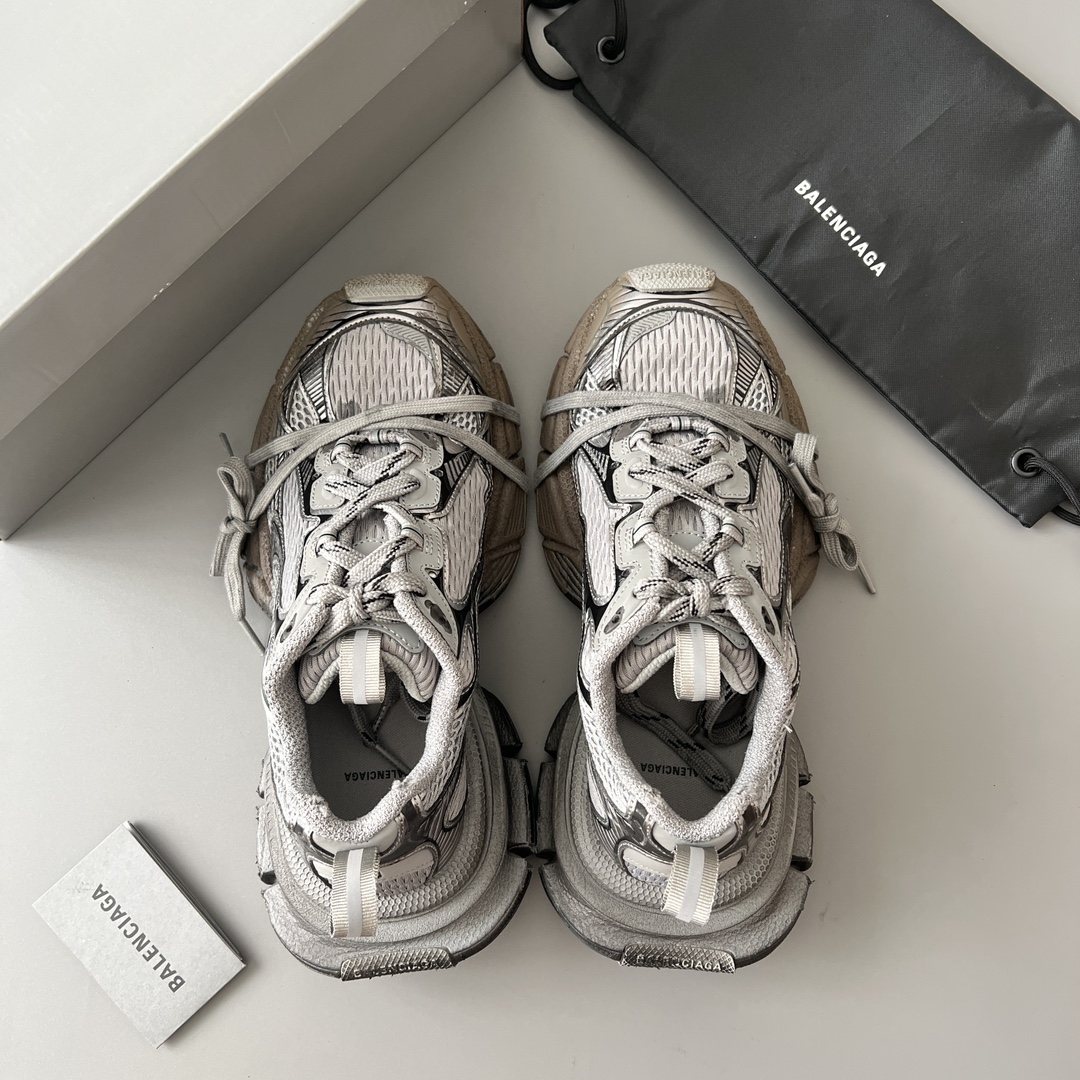 Balenciaga 纯 本Balenciaga Phantom Sneaker 巴黎世家全新做旧十代灰色涂鸦潮流跑鞋 在延续 Track Trainer 户外轮廓和复杂鞋面结构的同时