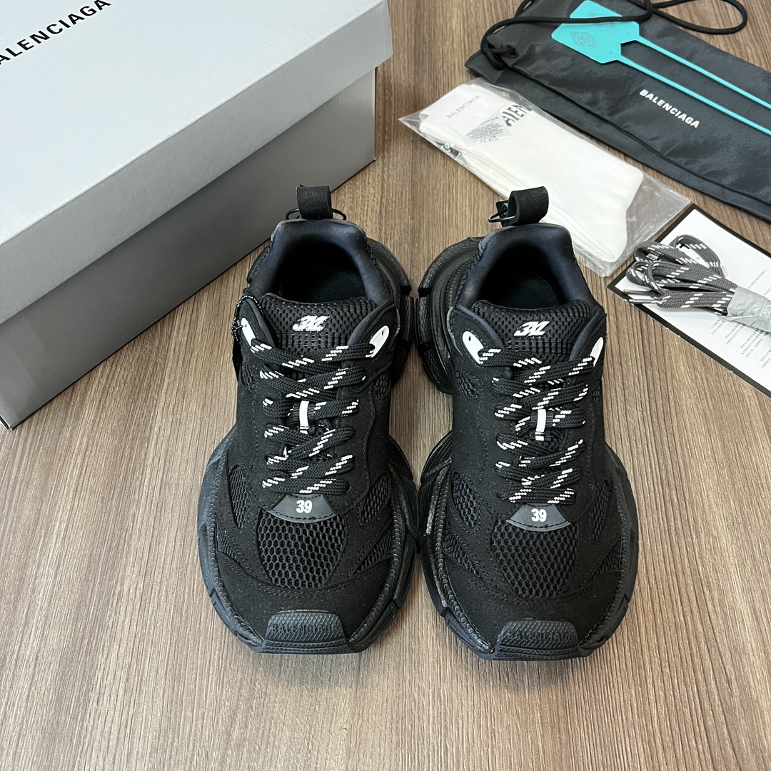 \n顶级Balenciaga Phantom Sneaker 巴黎世家全新做旧10.5代黑色潮流跑鞋 在延续 Track Trainer 户外轮廓和复杂鞋面结构的同时，新版本在后跟位置增加了透明带的部件，整鞋看起来更加复古。全套原版包装配件齐全！\n码数:35-46码！sldyzq