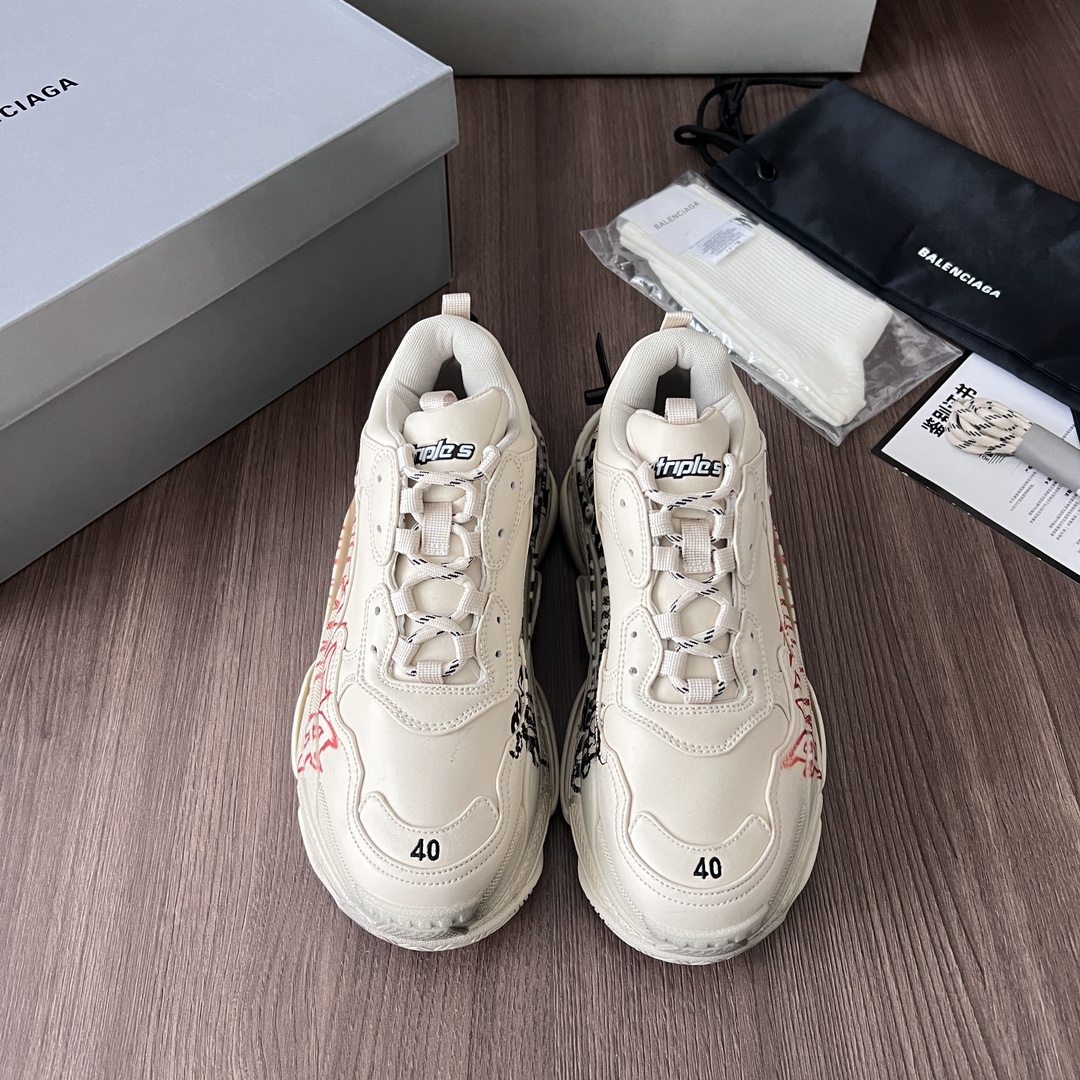 NO:258417,Top version of Balenciaga Triple S Graffiti Series Beige Black and Red Graffiti. A generation of Balenciaga Original Replica Unlimited Restore ZP Correct Font Thickness and Position Size Correct Side Breathable Holes Correct Lasting Makes the Shoes Not Falling Leather, Packaging Fully Comfortable. Upper: Imported Top-layer Cowhide, ZP Consistent Gauze Mesh. Outsole: Made of eight-layer combination TPU foam soft sole. Packaging: Full set of Dewu accessories reinforced aircraft box packaging!  Number of codes: 35-46 (positive code), daddy shoes, balenciaga, balenciaga, cowhide19860909顶级版本Balenciaga Triple S 涂鸦系列米色黑红涂鸦. 一代巴黎世家 原版复刻 无限还原ZP正确字体粗细、位置大小 正确侧边透气孔 正确的楦型让鞋子穿起来不掉脚 包裹舒适感十足. 鞋面: 进口头层牛皮,ZP一致纱网. 大底:意产八层组合大底 TPU发泡软底. 包装:全套得物配件加固飞机盒包装！ 码数:35-46码(正码),老爹鞋,balenciaga,balenciaga,cowhide,Women's Shoes