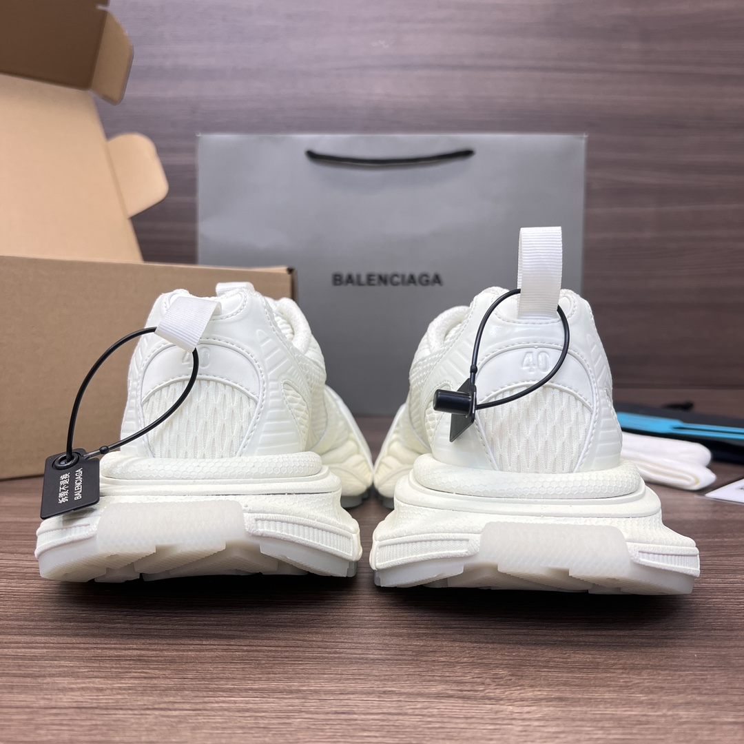 Balenciaga Balenciaga Phantom Sneaker 3XL 巴黎世家全新做旧十代潮流跑鞋 在延续 Track Trainer 户外轮廓和复杂鞋面结构的同时