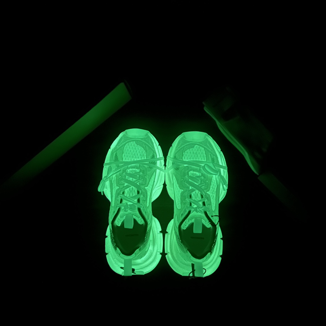 Balenciaga Balenciaga Phantom Sneaker 3XL 巴黎世家全新做旧十代潮流跑鞋 在延续 Track Trainer 户外轮廓和复杂鞋面结构的同时