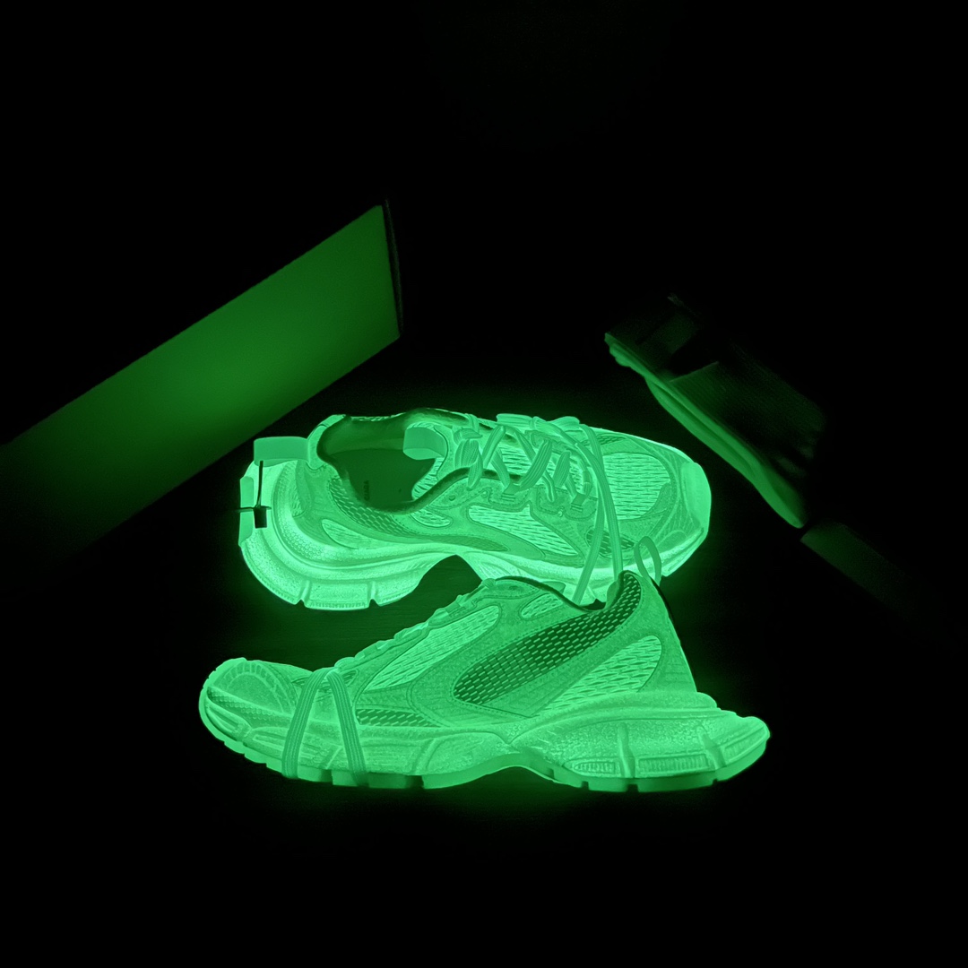 Balenciaga Balenciaga Phantom Sneaker 3XL 巴黎世家全新做旧十代潮流跑鞋 在延续 Track Trainer 户外轮廓和复杂鞋面结构的同时