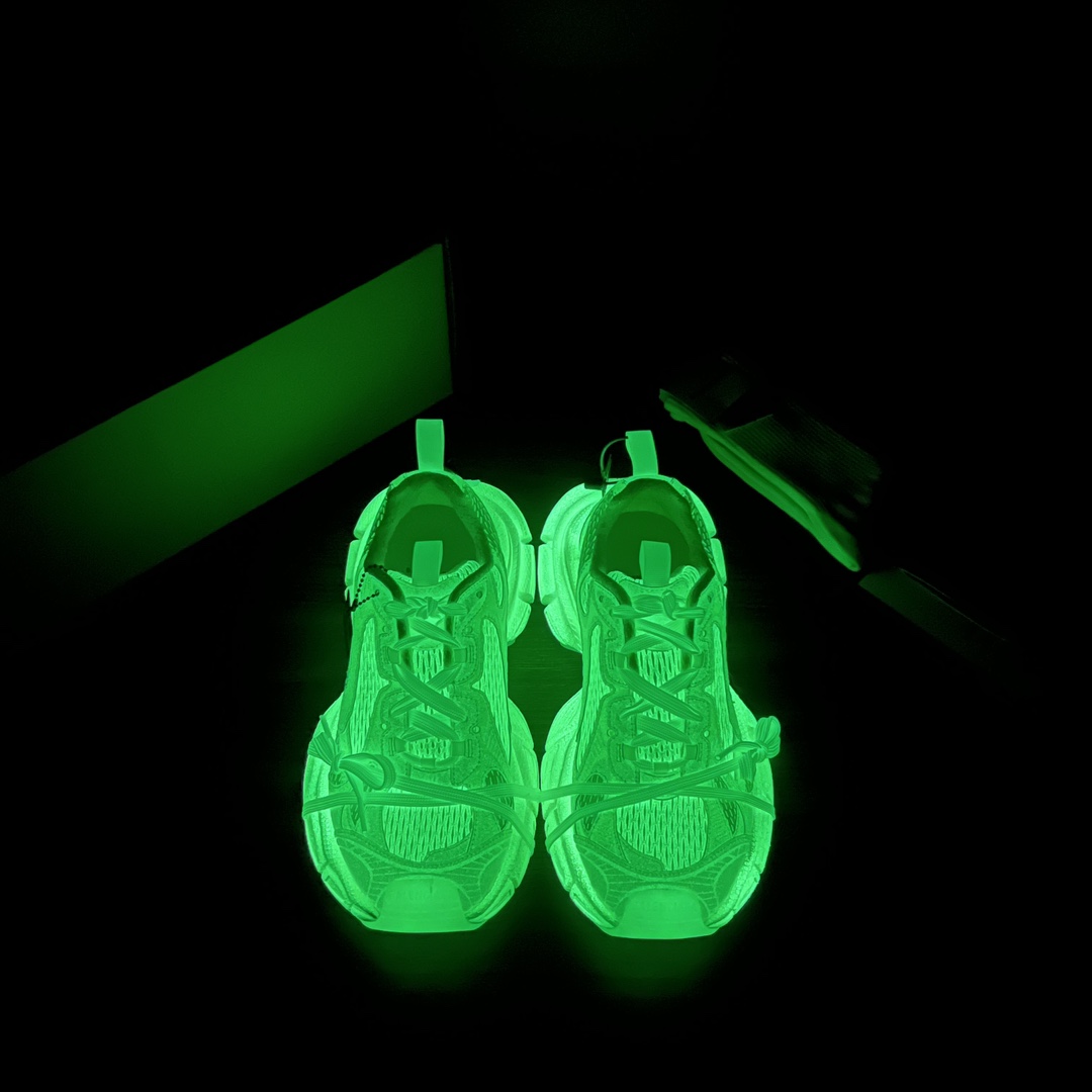Balenciaga Balenciaga Phantom Sneaker 3XL 巴黎世家全新做旧十代潮流跑鞋 在延续 Track Trainer 户外轮廓和复杂鞋面结构的同时