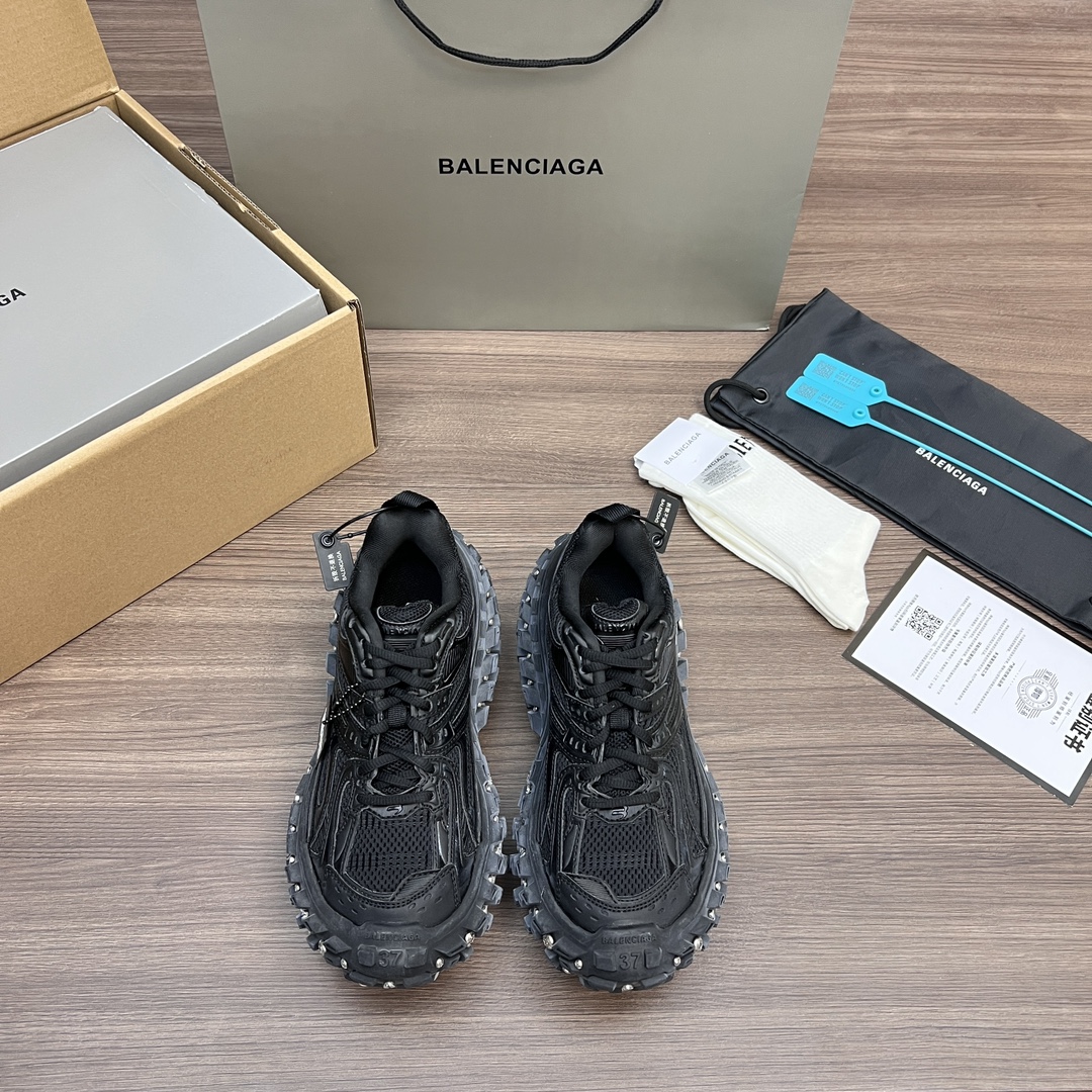 NO:258343,Top version of Balenciaga Defender Balenciaga Black Rivet Tire Shoes to be worn!  Original archive development, original box original logo, original shoe last creates an original style, using original materials, free of leather, nylon and mesh materials, wear effect, exaggerated tire pattern sole, 5mm arch, tongue gravure Balenciaga brand logo, toe edge and rear top gravure Balenciaga logo and size, rear top pull tab. Official accessories are synchronized, all details are compared with the original shoes in all aspects, and the upper foot is 100% used as ZP!  Packaging: Full set of Dewu accessories reinforced aircraft box packaging!  Number of codes: 35-46 (positive code), daddy shoes, balenciaga, balenciaga, fendi19860909顶级版本Balenciaga Defender巴黎世家黑色铆钉轮胎鞋做旧！ 原厂原档案开发,原盒原标,原厂鞋楦打造出原汁原味版型,采用原厂材料,不含皮革、尼龙和网布材质,磨损效果,夸张轮胎花纹鞋底,5毫米足弓,鞋舌凹印 Balenciaga 品牌标识,鞋头边缘和后帮凹印 Balenciaga 徽标和尺码,后帮拉袢.官方配件同步,所有细节做工全方位比对原鞋,上脚百分百充当ZP！ 包装:全套得物配件加固飞机盒包装！ 码数:35-46码(正码),老爹鞋,balenciaga,balenciaga,fendi,Women's Shoes