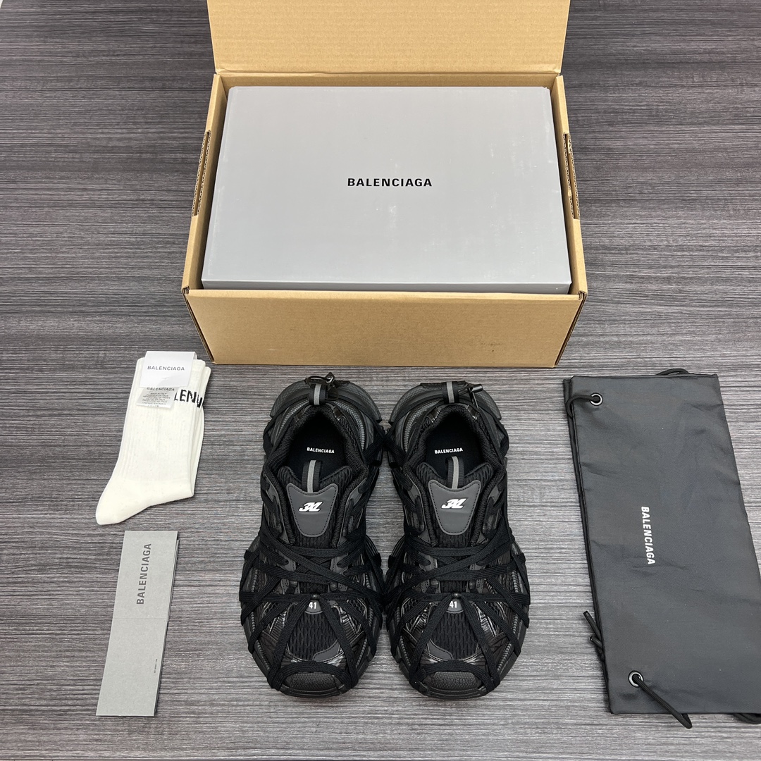 Balenciaga 纯 本Balenciaga Phantom Sneaker 巴黎世家全新做旧十代绑带潮流跑鞋 在延续 Track Trainer 户外轮廓和复杂鞋面结构的同时