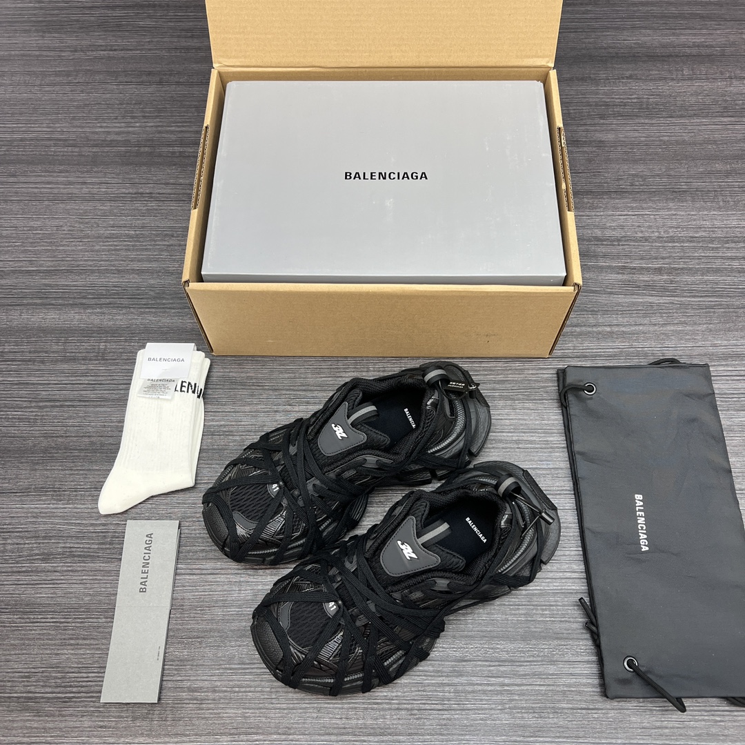 Balenciaga 纯 本Balenciaga Phantom Sneaker 巴黎世家全新做旧十代绑带潮流跑鞋 在延续 Track Trainer 户外轮廓和复杂鞋面结构的同时