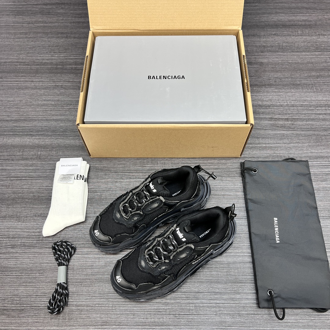 NO:165045,Pure original old version Balenciaga Triple S First Generation Balenciaga Original Replica Unlimited restoration of ZP correct font thickness, position, size, and correct side breathable holes. The correct last makes the shoes not lose their feet when worn, and the wrapping is very comfortable. Upper: imported top layer cowhide, ZP uniform yarn mesh. Outsole: It is made of eight-layer combination sole TPU foam soft sole The original consistent 