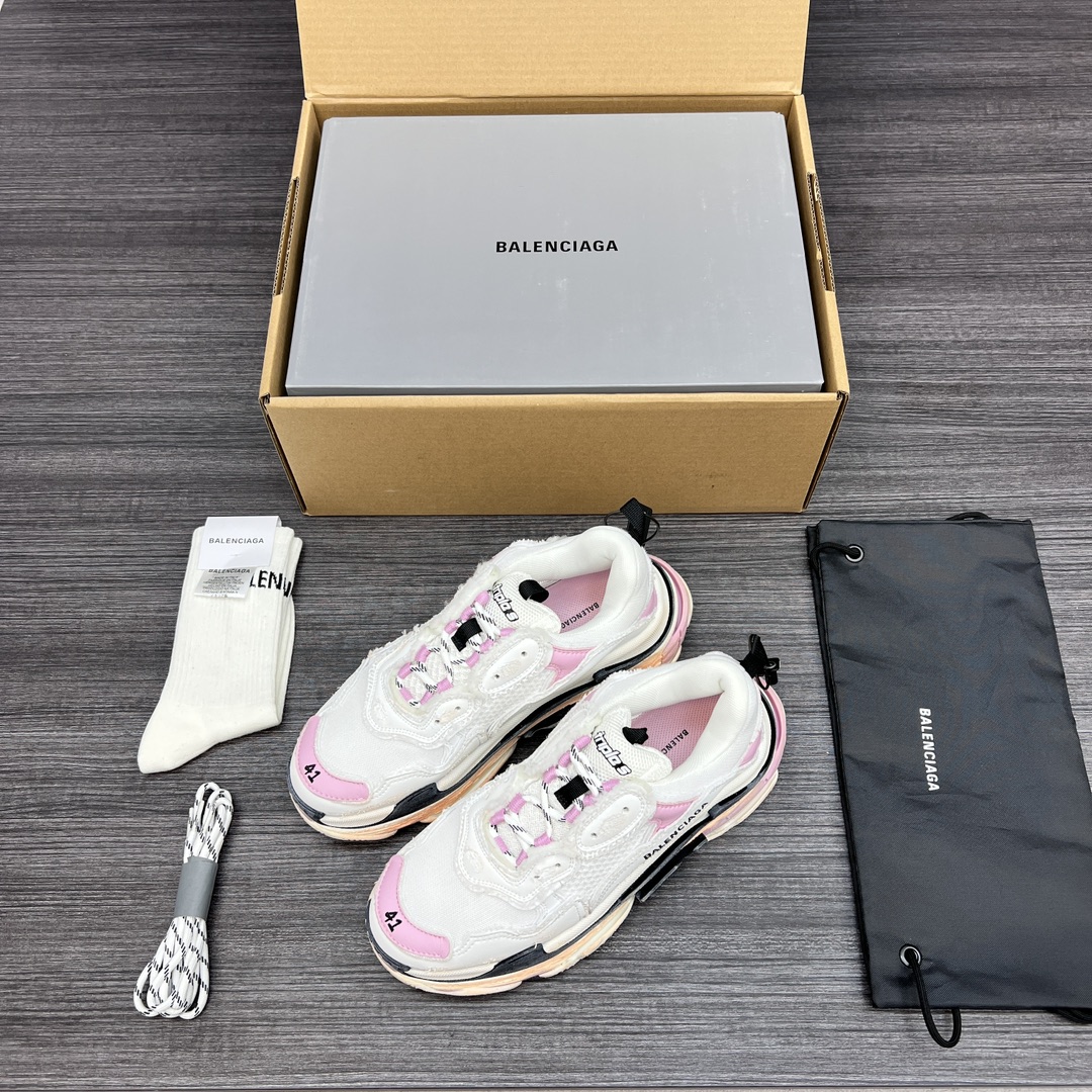 NO:165054,Pure original old version Balenciaga Triple S First Generation Balenciaga Original Replica Unlimited restoration of ZP correct font thickness, position, size, and correct side breathable holes. The correct last makes the shoes not lose their feet when worn, and the wrapping is very comfortable. Upper: imported top layer cowhide, ZP uniform yarn mesh. Outsole: It is made of eight-layer combination sole TPU foam soft sole The original consistent 