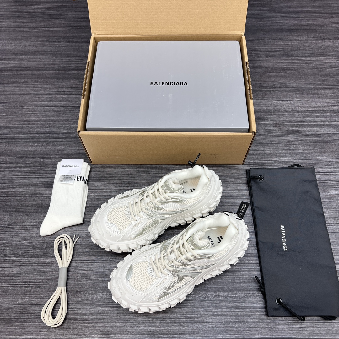 Zapatos con neumáticos Balenciaga Defender "envejecidos en blanco y negro" desarrollados a partir de archivos originale…