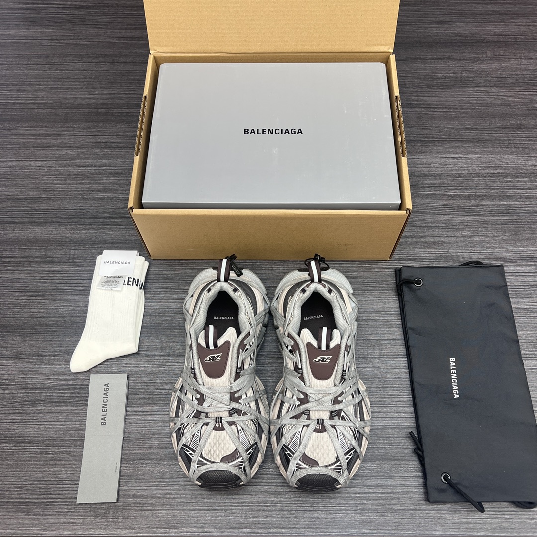 Balenciaga 纯 本Balenciaga Phantom Sneaker 巴黎世家全新做旧十代绑带潮流跑鞋 在延续 Track Trainer 户外轮廓和复杂鞋面结构的同时