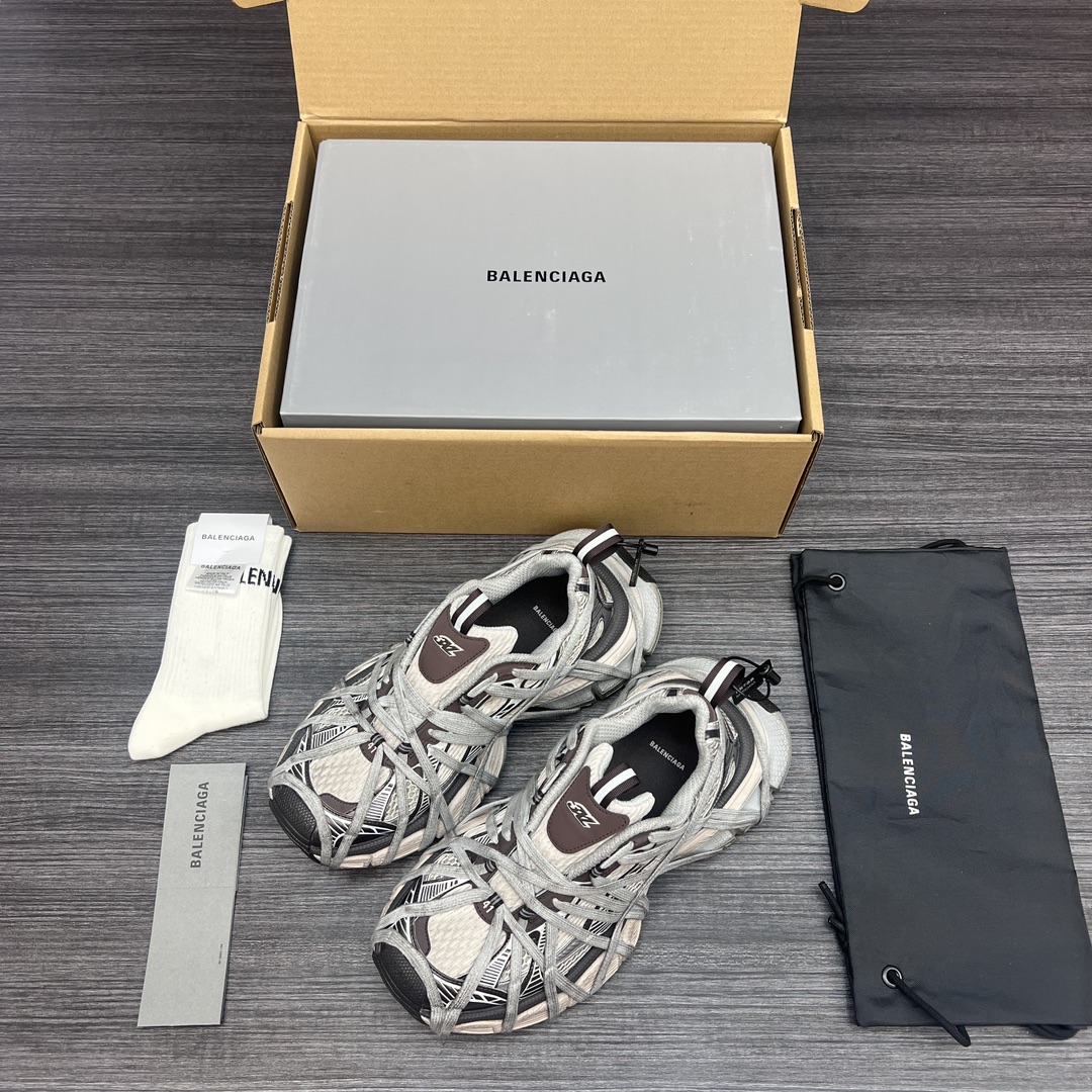 Balenciaga 纯 本Balenciaga Phantom Sneaker 巴黎世家全新做旧十代绑带潮流跑鞋 在延续 Track Trainer 户外轮廓和复杂鞋面结构的同时