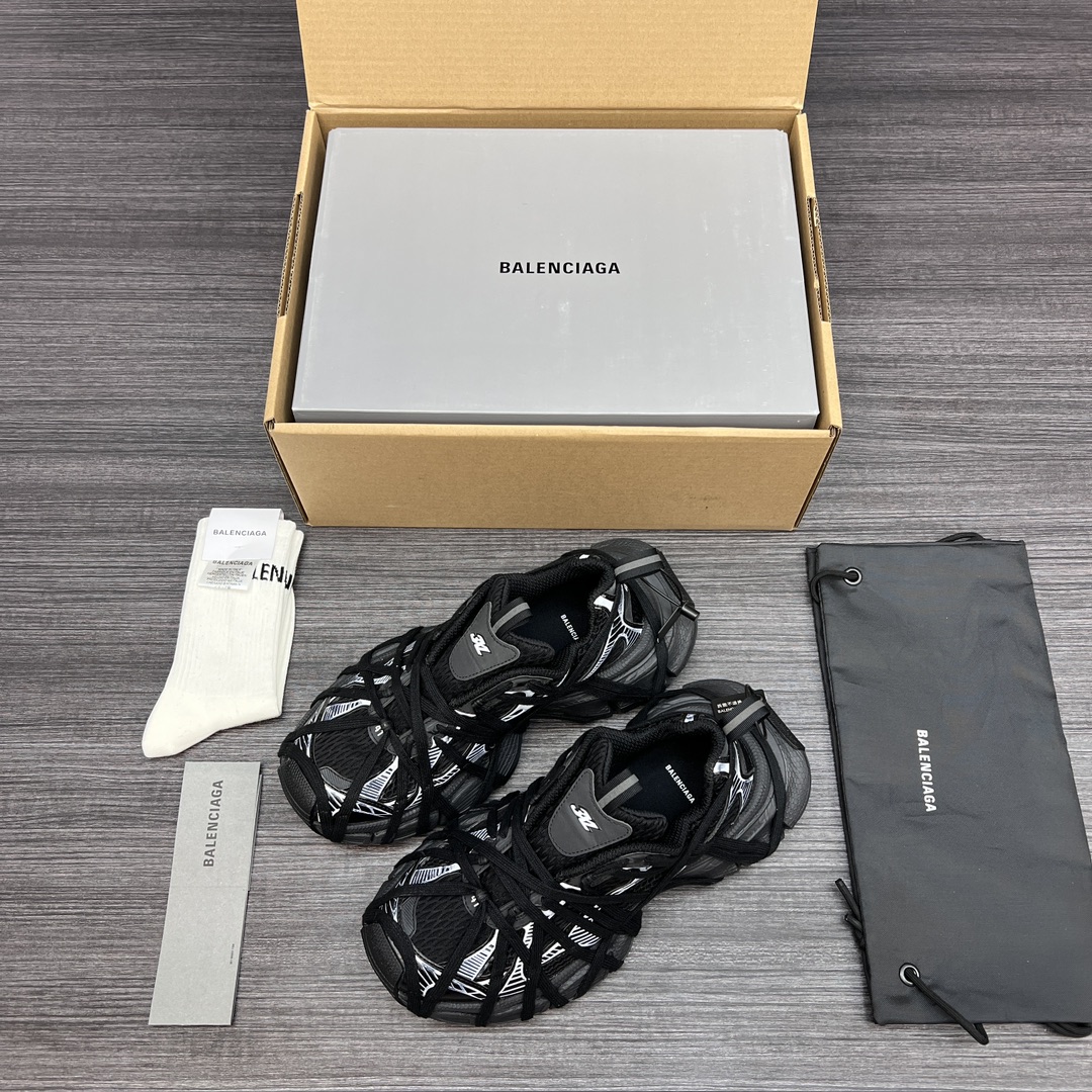 Balenciaga 纯 本Balenciaga Phantom Sneaker 巴黎世家全新做旧十代绑带潮流跑鞋 在延续 Track Trainer 户外轮廓和复杂鞋面结构的同时