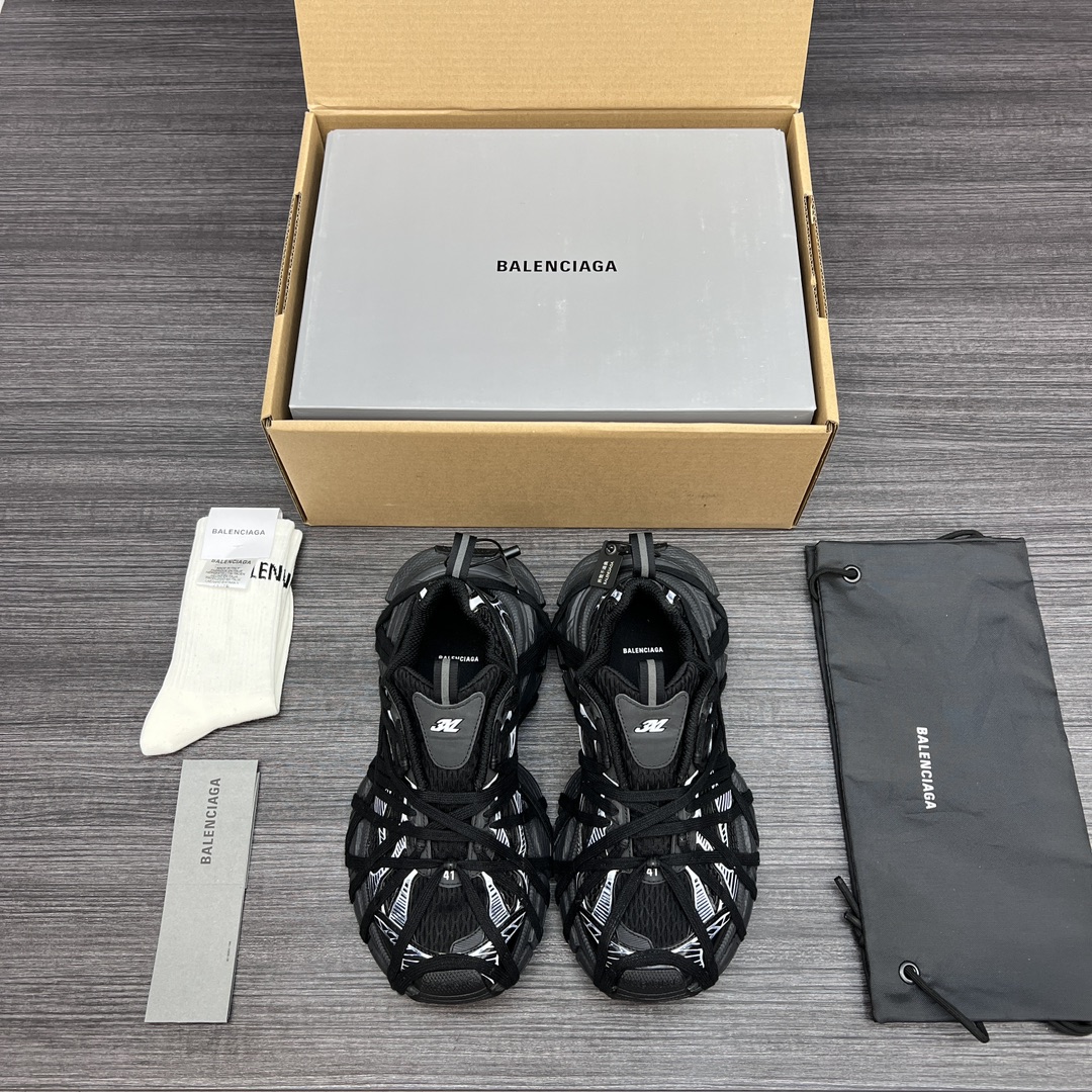Balenciaga 纯 本Balenciaga Phantom Sneaker 巴黎世家全新做旧十代绑带潮流跑鞋 在延续 Track Trainer 户外轮廓和复杂鞋面结构的同时