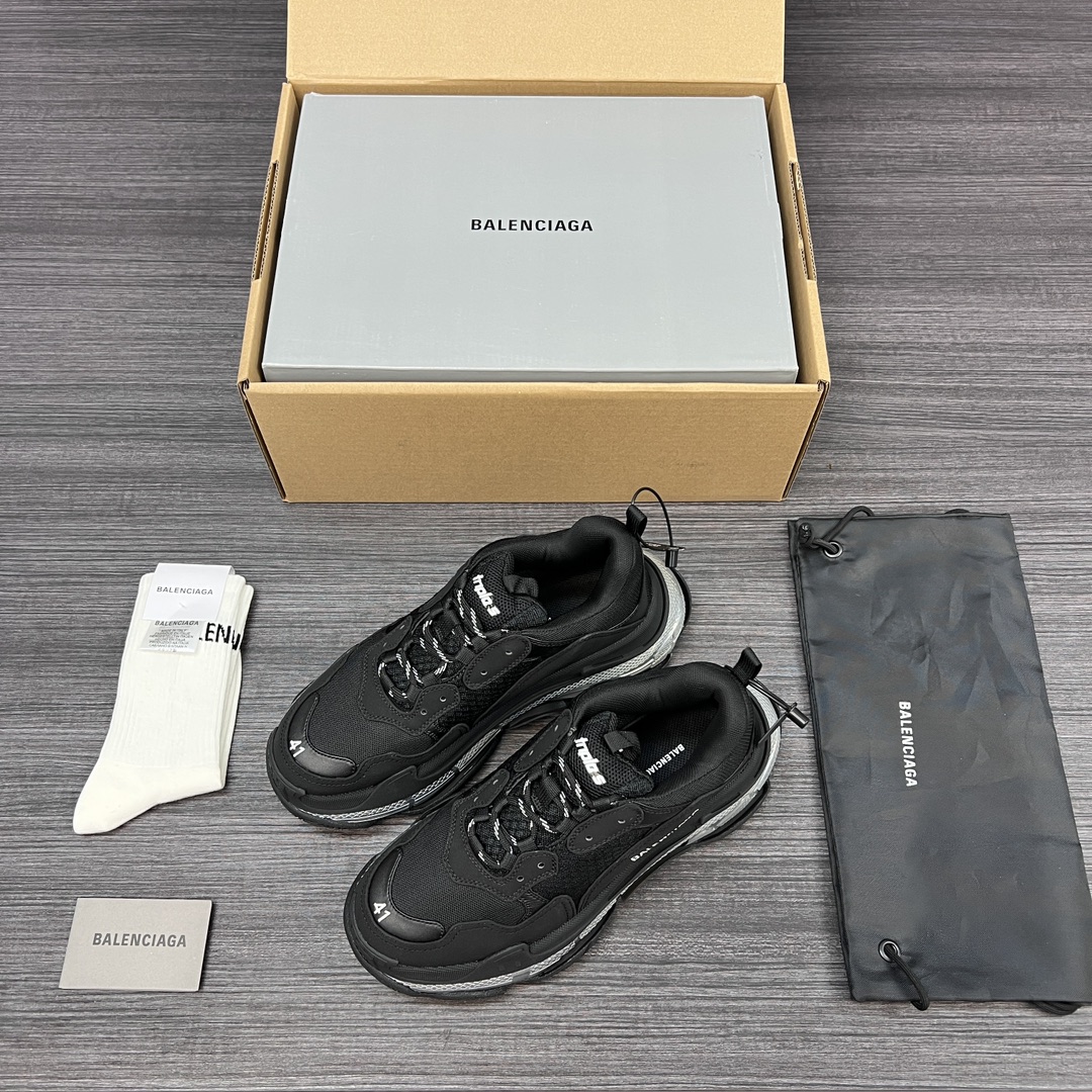 NO:165058,Pure original version Balenciaga Triple S Official air cushion version Pure original version Correct font electric embroidery Correct thickness, position, size Correct side TPU Breathable hole matching Ideal for the original correct air cushion separation sole, pay attention to distinguishing between one shoe and one size marking!  Original outsole made of old craftsmanship, original version is consistent with 