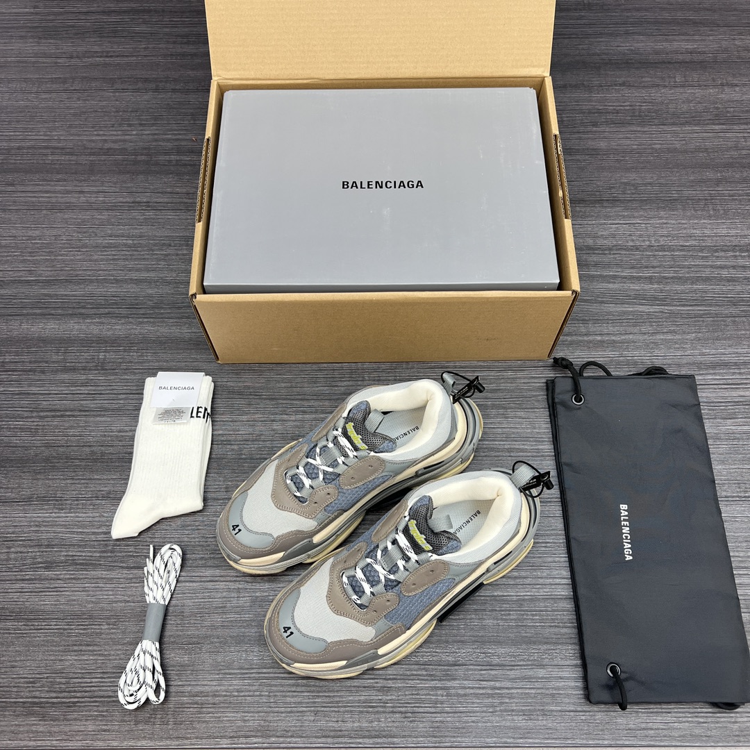 NO:165055,: Pure original and old version Balenciaga Triple S First Generation Balenciaga Original Replica Unlimited restoration of ZP correct font thickness, position, size, and correct side breathable holes. The correct last makes the shoes not lose their feet when worn, and the wrapping is very comfortable. Pay attention to the distinction: mark one shoe with one size for foot pads!  Upper: imported top layer cowhide, ZP uniform yarn mesh. Outsole: It is made of eight-layer combination sole, TPU foam soft sole, original consistent 