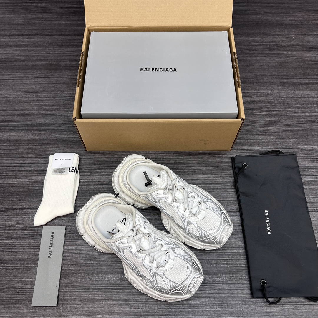 Balenciaga 纯 本Balenciaga Phantom Sneaker 巴黎世家全新做旧 3XL半拖 十代白银半拖做旧潮流跑鞋 在延续 Track Trainer 户外轮廓和复杂鞋面结构的同时