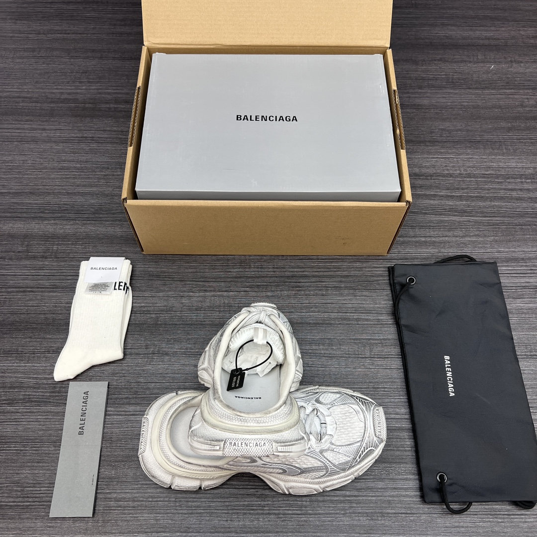 Balenciaga 纯 本Balenciaga Phantom Sneaker 巴黎世家全新做旧 3XL半拖 十代白银半拖做旧潮流跑鞋 在延续 Track Trainer 户外轮廓和复杂鞋面结构的同时