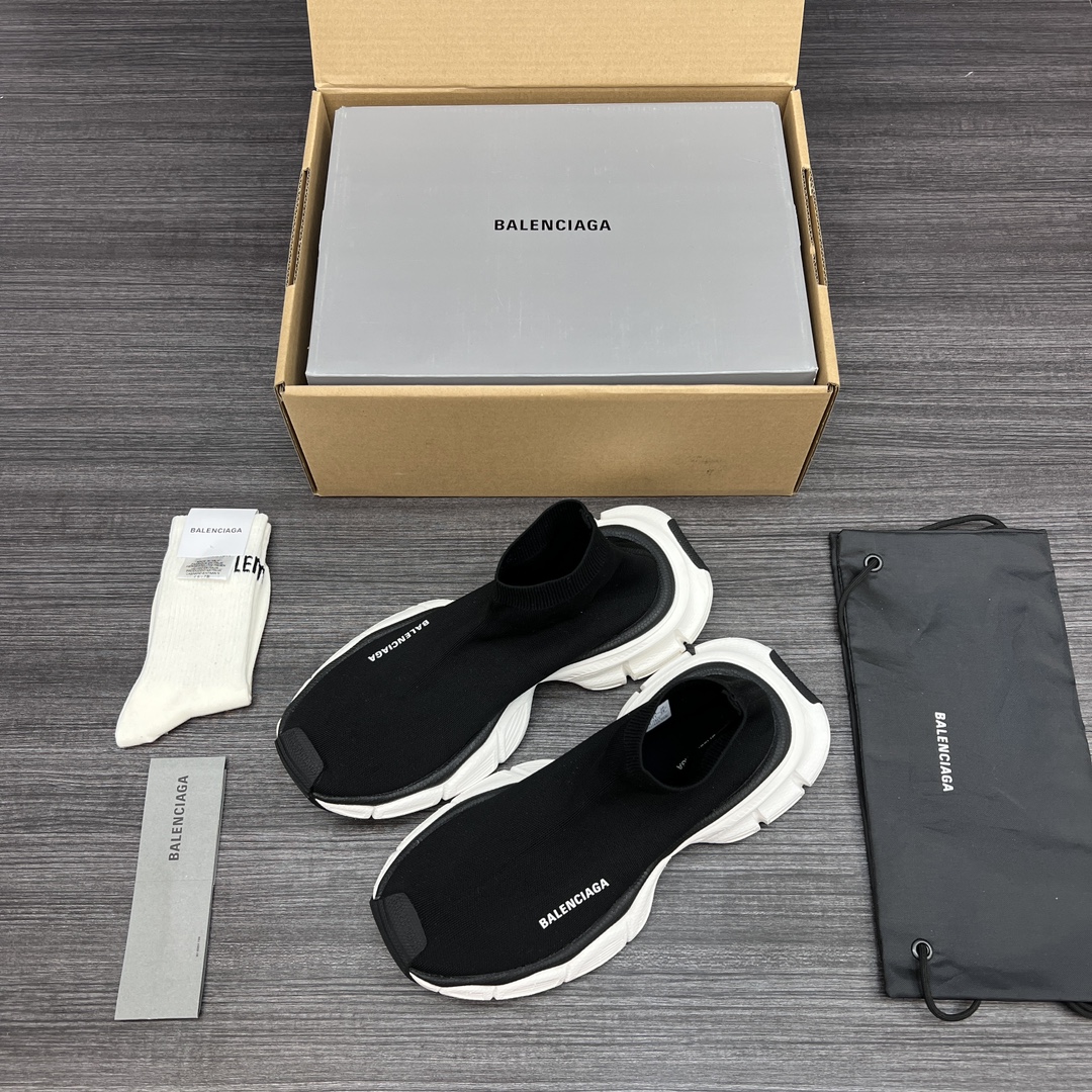 Las botas calcetín Balenciaga 3XL en blanco y negro son un nuevo producto que sigue a los zapatos 3XL y utilizan la mis…
