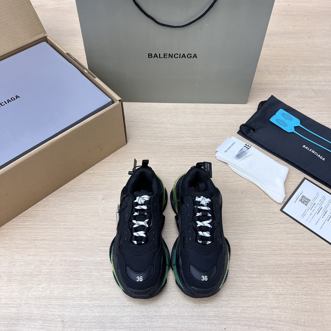 NO:258397,Balenciaga Triple S 19 official air cushion version official pure original version, the upper is purchased from original mesh. The sole is transparent air cushion and the sole is!  Full code shipment notification Correct font embroidery Correct thickness, position, size Correct side TPU air permeability hole matching means original correct air cushion separation large bottom, TPU soft bottom Original consistent 
