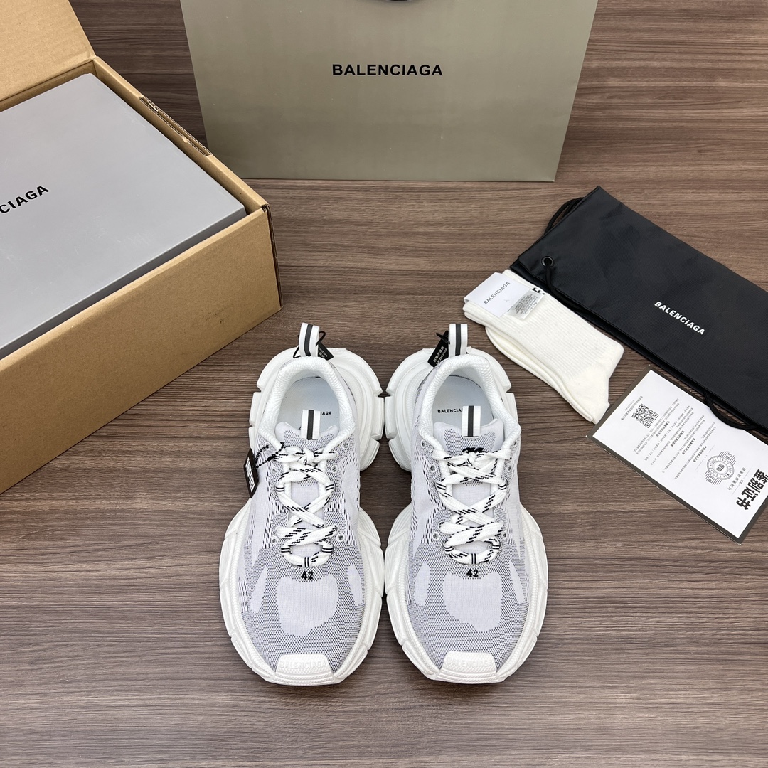 NO:258364,Top version Balenciaga x Under Armour 3XL Comfortable and retro, non-slip and wear-resistant, low-top, casual shoes, same style for men and women, black and white 3XL Balenciaga brand new old ten-generation trend running shoes. While continuing the outdoor contour and complex upper structure of the Track Trainer, the new version adds transparent strap parts to the heel, making the whole shoe look more retro. Packaging: Full set of Dewu accessories reinforced aircraft box packaging!  Number of codes: 35-46 codes!  (One size is larger and wear 42 shots 41), daddy shoes, balenciaga, balenciaga19860909顶级版本Balenciaga x Under Armour 3XL 舒适复古 防滑耐磨 低帮 生活休闲鞋 男女同款 黑白 3XL 巴黎世家全新做旧十代潮流跑鞋 在延续 Track Trainer 户外轮廓和复杂鞋面结构的同时,新版本在后跟位置增加了透明带的部件,整鞋看起来更加复古. 包装:全套得物配件加固飞机盒包装！ 码数:35-46码！(偏大一码穿42拍41),老爹鞋,balenciaga,balenciaga,Women's Shoes