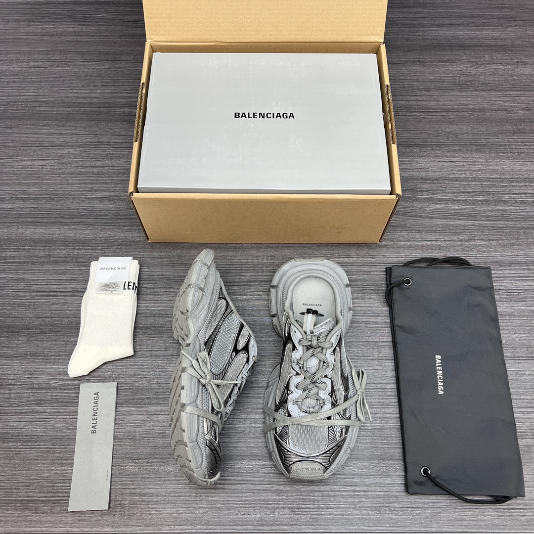 Balenciaga 纯 本Balenciaga Phantom Sneaker 巴黎世家全新做旧 3XL半拖 十代深灰半拖做旧潮流跑鞋 在延续 Track Trainer 户外轮廓和复杂鞋面结构的同时