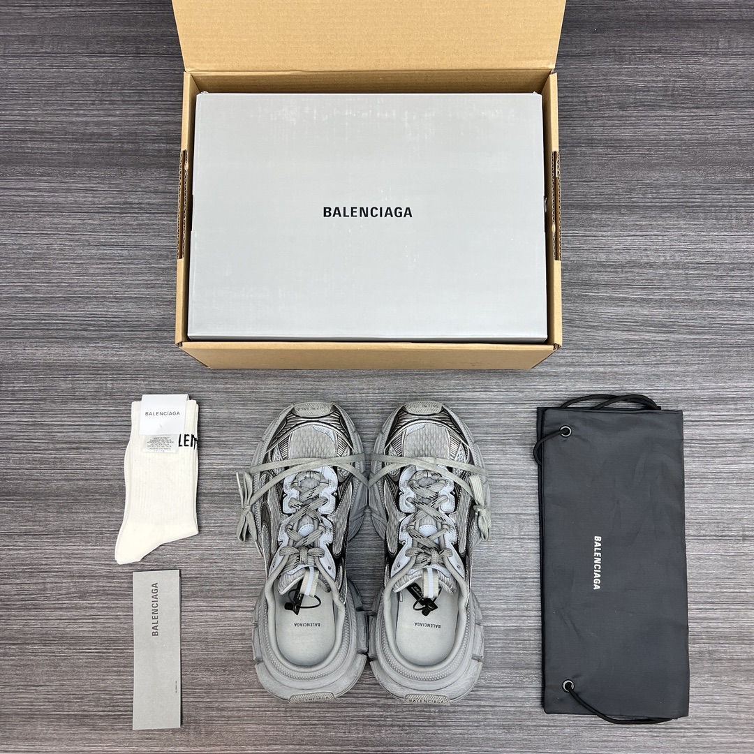 Balenciaga 纯 本Balenciaga Phantom Sneaker 巴黎世家全新做旧 3XL半拖 十代深灰半拖做旧潮流跑鞋 在延续 Track Trainer 户外轮廓和复杂鞋面结构的同时