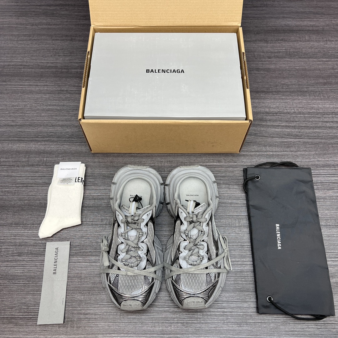Balenciaga 纯 本Balenciaga Phantom Sneaker 巴黎世家全新做旧 3XL半拖 十代深灰半拖做旧潮流跑鞋 在延续 Track Trainer 户外轮廓和复杂鞋面结构的同时